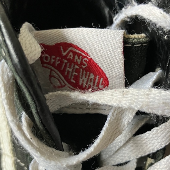 Vans Black and White Unisex Shoes - Picture 2 of 13